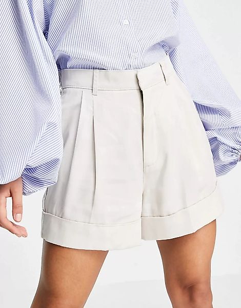 Abercrombie & Fitch – Bundfalten-Shorts in Creme-Weiß günstig online kaufen
