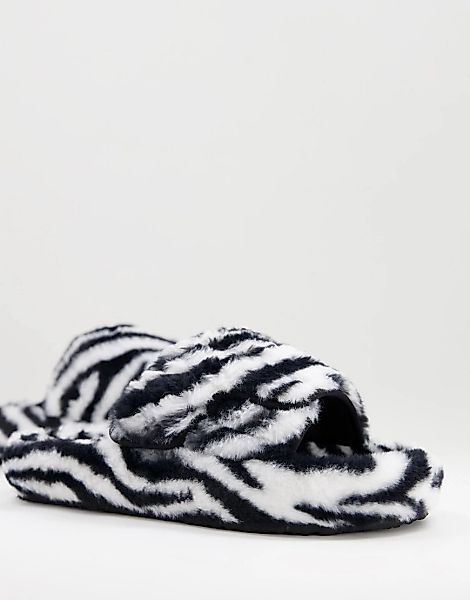 ASOS DESIGN – Klobige Hausschuhe aus Kunstpelz mit Zebramuster-Schwarz günstig online kaufen