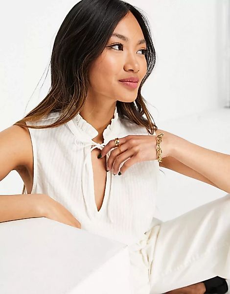 Y.A.S – Ärmellose Bluse aus Bio-Baumwolle mit Schößchen in Creme-Weiß günstig online kaufen