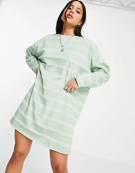 ASOS DESIGN – T-Shirt-Kleid in Oversize mit Ton-in-Ston-Streifen in Salbeig günstig online kaufen