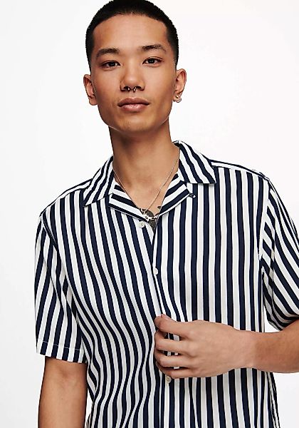 Only & Sons – Kurzärmliges Hemd mit Reverskragen in Marineblau gestreift günstig online kaufen