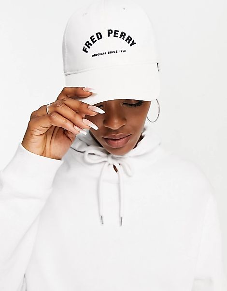 Fred Perry – Kappe in Weiß mit geschwungener Logostickerei günstig online kaufen