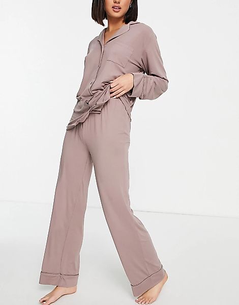 Loungeable – Superweicher, langer Pyjama in Nerzbraun mit Satin-Paspelierun günstig online kaufen