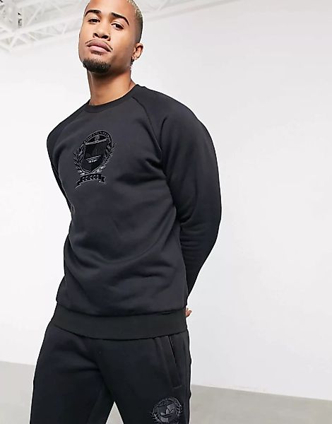 adidas Originals – Sweatshirt mit College-Wappenmotiv aus schwarzem Fleece, günstig online kaufen