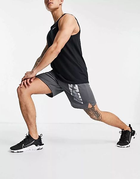 Nike Training – Dri-Fit – Shorts in Grau mit Logo günstig online kaufen