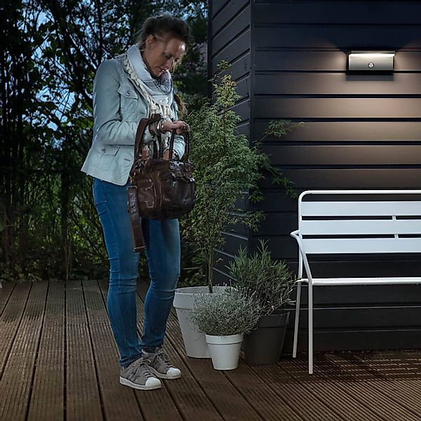 Philips LED-Außenwandlampe Bustan Sensor 2.700 K günstig online kaufen