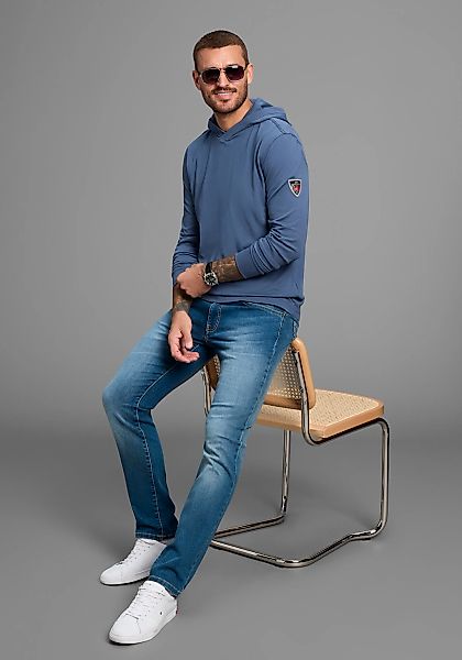 DELMAO Kapuzenshirt "Neue Kollektion" mit Badge am Ärmel günstig online kaufen