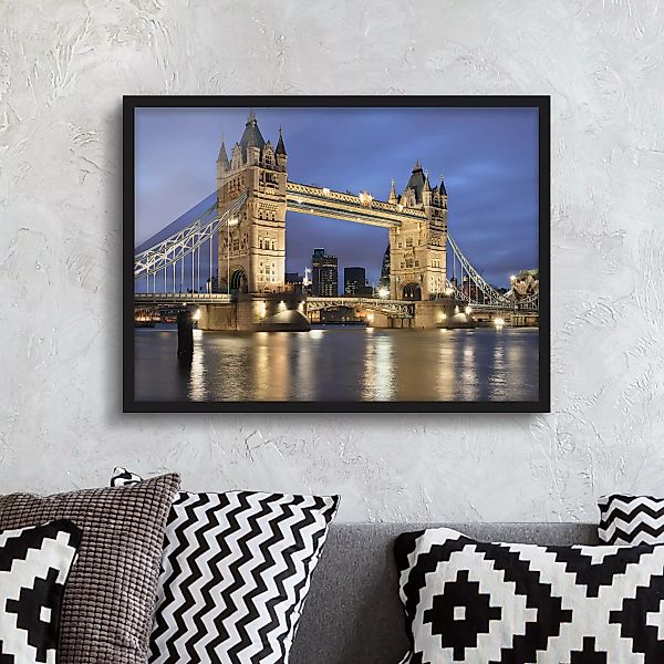 Bild mit Rahmen Architektur & Skyline - Querformat Tower Brücke bei Nacht günstig online kaufen