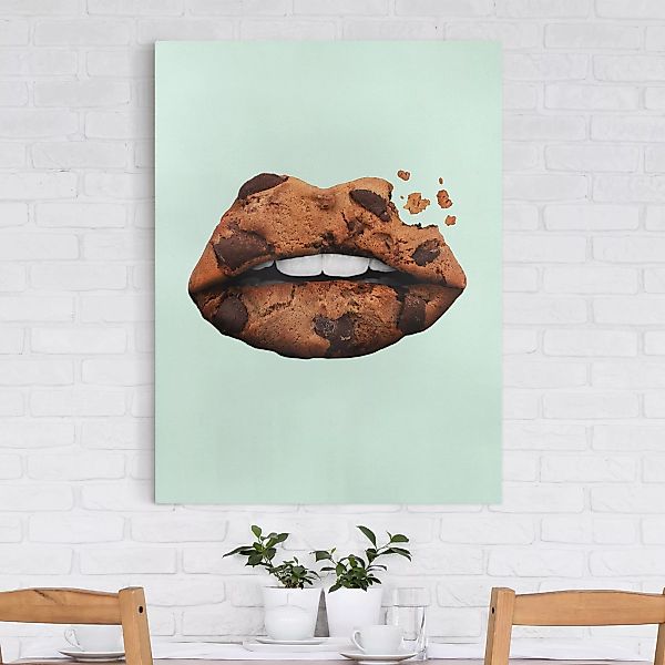 Leinwandbild - Hochformat Lippen mit Keks günstig online kaufen