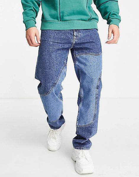 Bershka – Jeans in Blau mit 90er-Jahre-Schnitt und Patchwork-Wirbelmuster günstig online kaufen