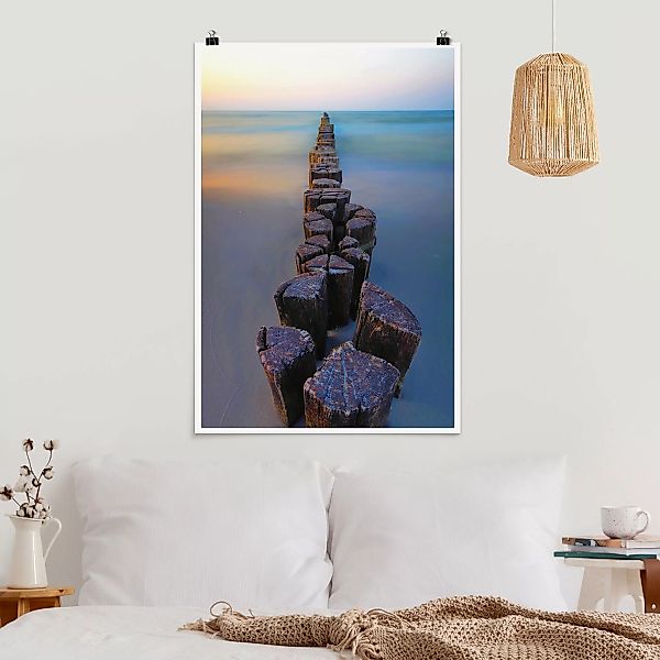 Poster Buhnen bei Sonnenuntergang am Meer günstig online kaufen