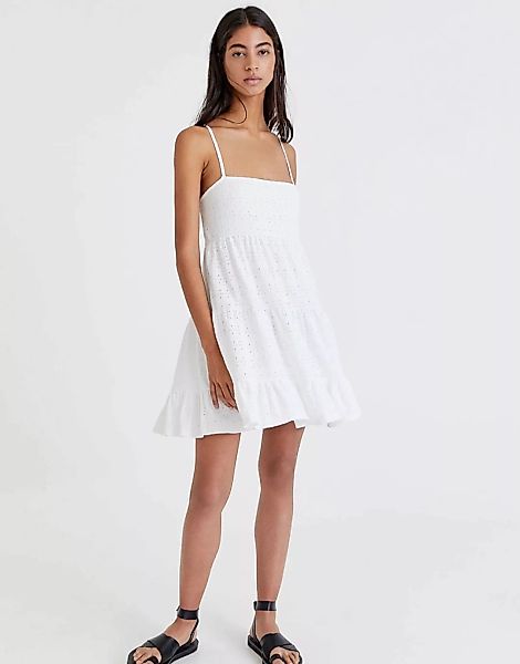Pull&Bear – Sommerkleid mit Riemchenträgern und Lochstickerei in Weiß günstig online kaufen
