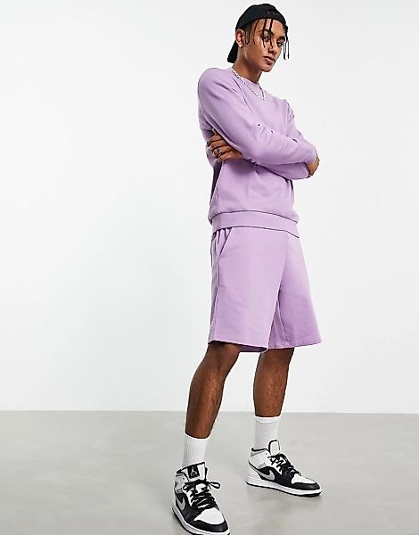 ASOS DESIGN – Trainingsanzug in Lila mit Sweatshirt und Oversize-Shorts-Vio günstig online kaufen