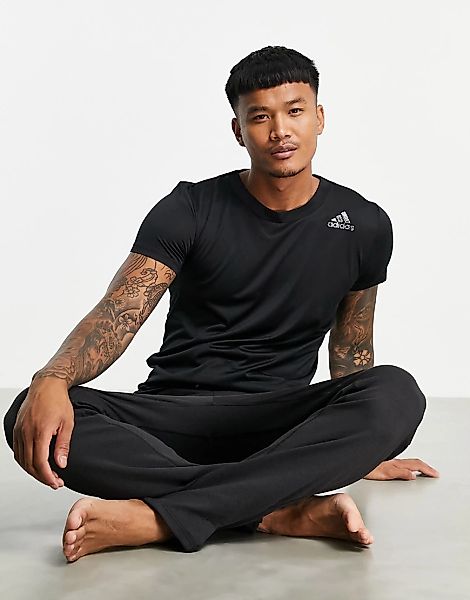 adidas – Yoga-T_shirt in Schwarz mit drei farblich abgestimmten Streifen günstig online kaufen