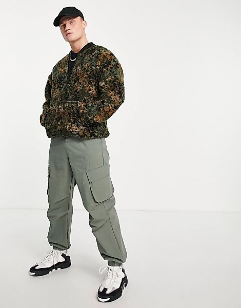 Levi's – Sweatshirt aus Sherpa-Teddyfell in Grün mit gepunktetem Military-M günstig online kaufen