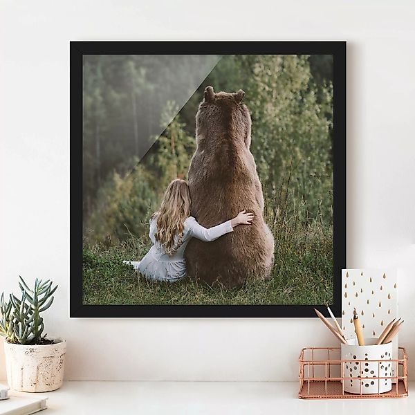 Bild mit Rahmen - Quadrat Mädchen mit Braunbär günstig online kaufen