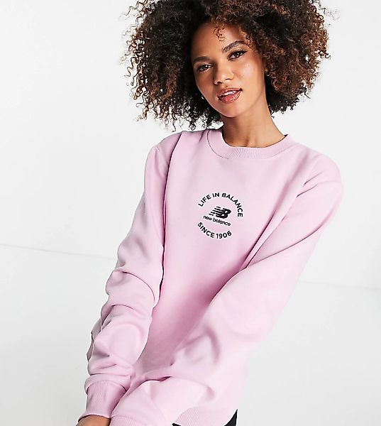 New Balance – Sweatshirt in Pflaume mit „Life in Balance“-Print-Rosa günstig online kaufen