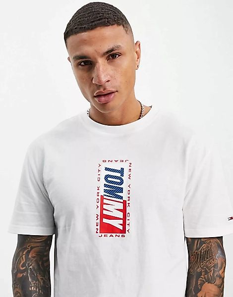 Tommy Jeans – T-Shirt in Weiß mit vertikalem Logo günstig online kaufen