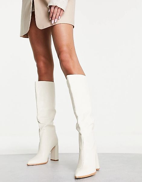 Public Desire – Posie – Kniehohe Stiefel mit Absatz in gebrochenem Weiß günstig online kaufen