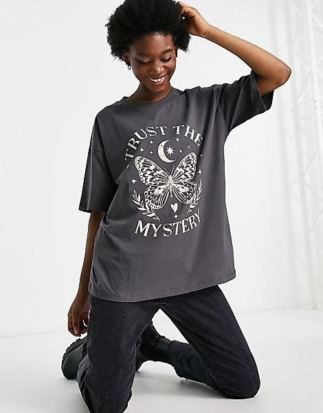 ASOS DESIGN – Oversize-T-Shirt in Anthrazit mit Schmetterlings-Sonnenwende- günstig online kaufen