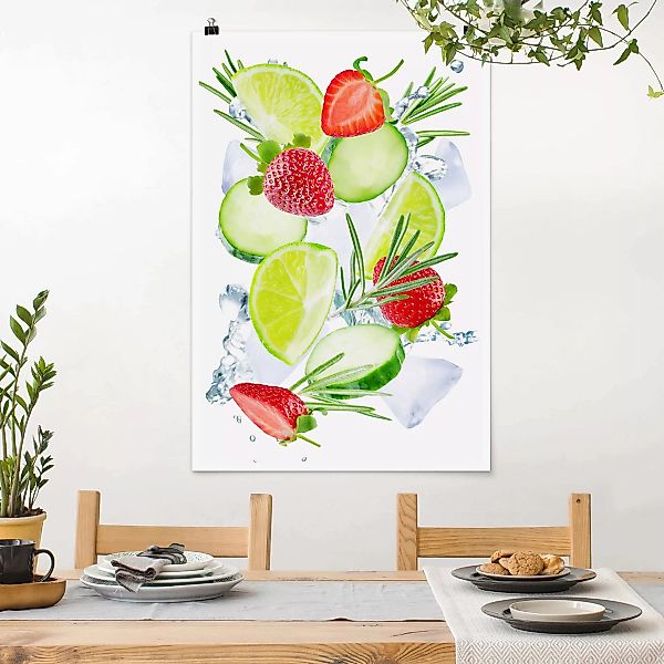 Poster Küche - Hochformat Erdbeeren Limetten Eiswürfel Splash günstig online kaufen