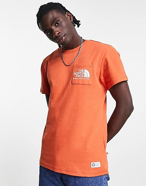 The North Face – Berkeley California – T-Shirt in Orange mit Tasche günstig online kaufen