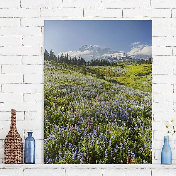 Leinwandbild - Hochformat Bergwiese mit roten Blumen vor Mt. Rainier günstig online kaufen