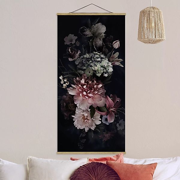 Stoffbild Blumen mit Posterleisten - Hochformat Blumen mit Nebel auf Schwar günstig online kaufen