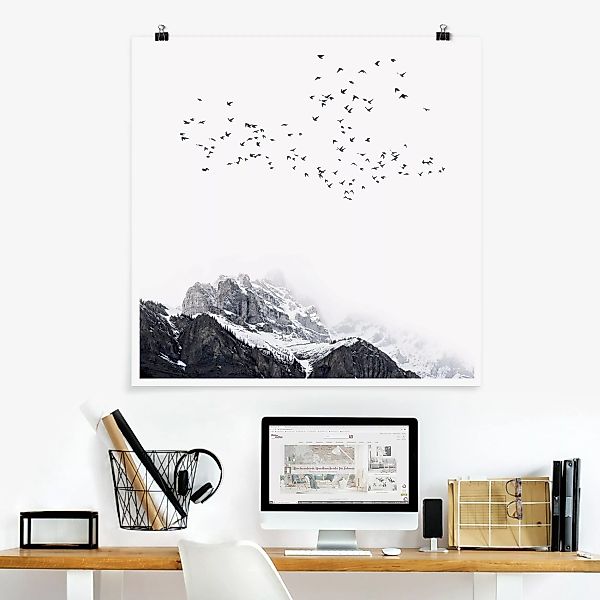 Poster Tiere Vogelschwarm vor Bergen Schwarz Weiß günstig online kaufen