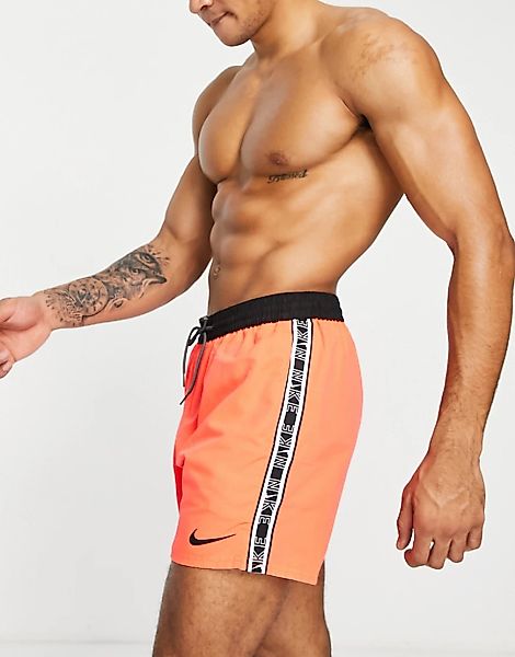 Nike Swimming – Digi Swoosh – Volley-Shorts in Rot mit Logoband, 5 Zoll günstig online kaufen