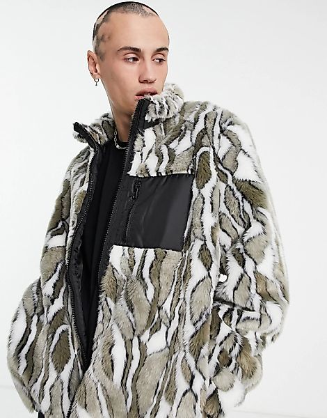 ASOS DESIGN – Jacke aus Kunstpelz mit Tierfellmuster und farblich abgesetzt günstig online kaufen