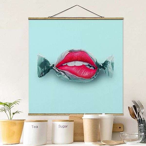 Stoffbild Küche mit Posterleisten - Quadrat Bonbon mit Lippen günstig online kaufen
