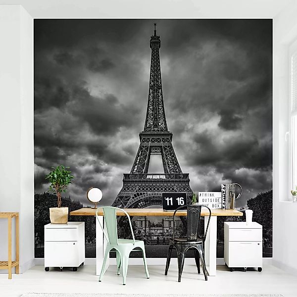 Fototapete Eiffelturm vor Wolken schwarz-weiß günstig online kaufen