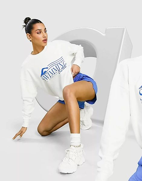 ASOS DESIGN – Sweatshirt mit „Swimming Club”-Print in Weiß günstig online kaufen