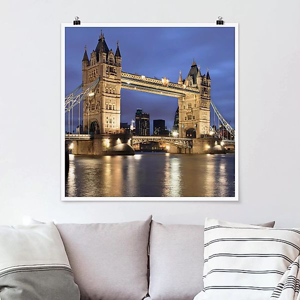 Poster Architektur & Skyline - Quadrat Tower Brücke bei Nacht günstig online kaufen