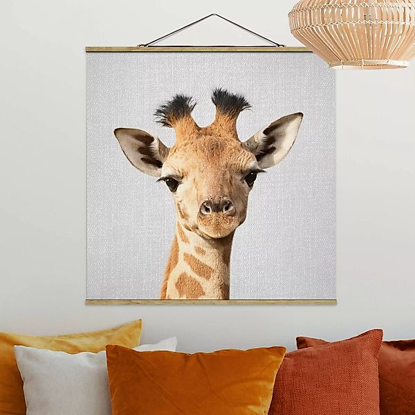 Stoffbild mit Posterleisten Baby Giraffe Gandalf günstig online kaufen