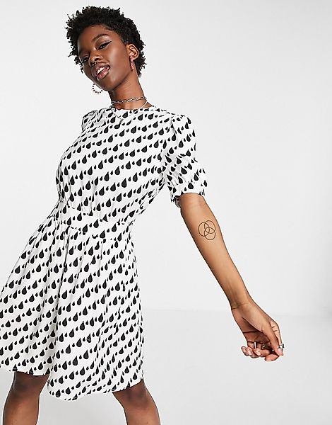 Love Moschino – Minikleid in Weiß mit durchgehendem Regentropfen-Print-Schw günstig online kaufen