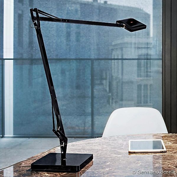 FLOS Kelvin Edge - schwarze LED-Schreibtischlampe günstig online kaufen