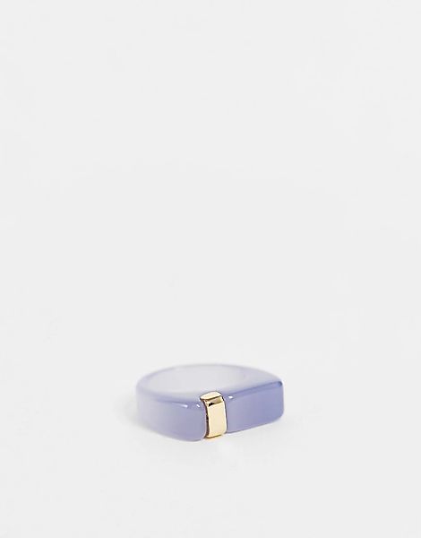 DesignB London – Breiter Ring aus Harz in Puderblau mit goldfarbem Stabdeta günstig online kaufen