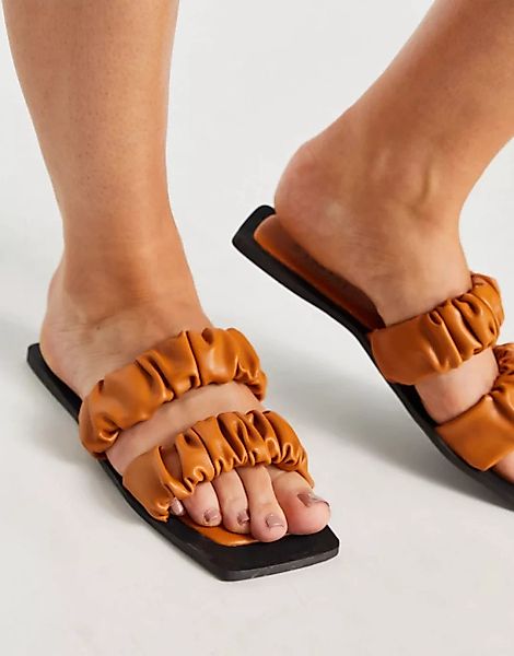 Simmi London – Parrish – Flache Sandalen mit Raffung in Camel-Neutral günstig online kaufen
