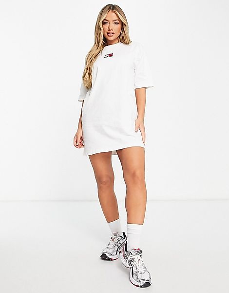 Tommy Jeans – T-Shirt-Kleid mit Flaggenlogo in Weiß günstig online kaufen
