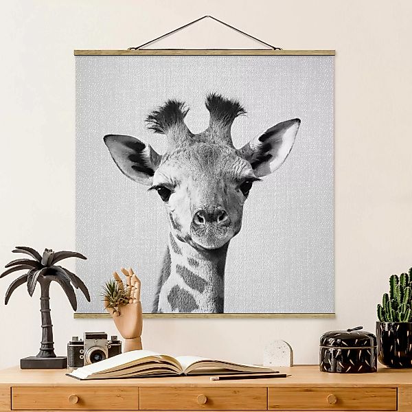 Stoffbild mit Posterleisten Baby Giraffe Gandalf Schwarz Weiß günstig online kaufen