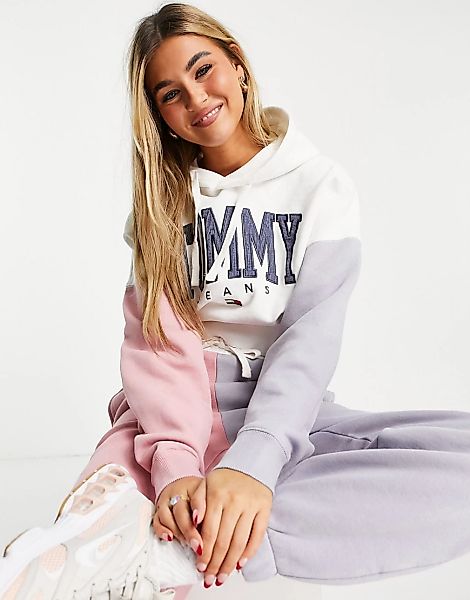Tommy Jeans – Kapuzenpullover in Elfenbeinfarben mit College-Logo im Farbbl günstig online kaufen
