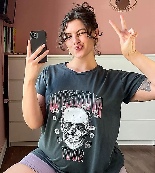 New Look Curve – Boyfriend-T-Shirt in Acidwaschung mit Wisdom-Skull-Print i günstig online kaufen
