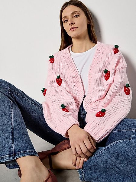 Apricot Cardigan Grobe Strickjacke mit Erdbeermuster Stickerei günstig online kaufen
