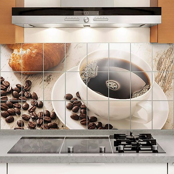 Fliesenbild Kulinarisch - Querformat Dampfende Kaffeetasse mit Kaffeebohnen günstig online kaufen