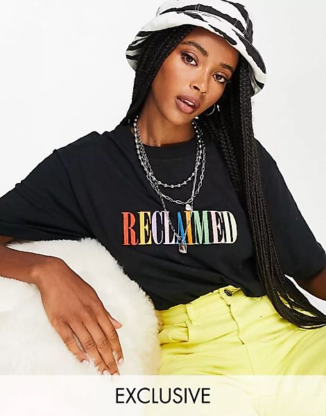Reclaimed Vintage Inspired – T-Shirt in Schwarz mit Logo in Regenbogenfarbe günstig online kaufen
