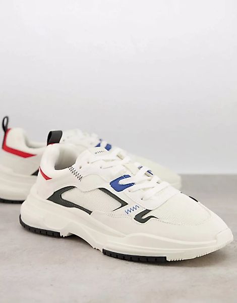 Bershka – Sneaker in Weiß mit Details in Rot und Marineblau günstig online kaufen