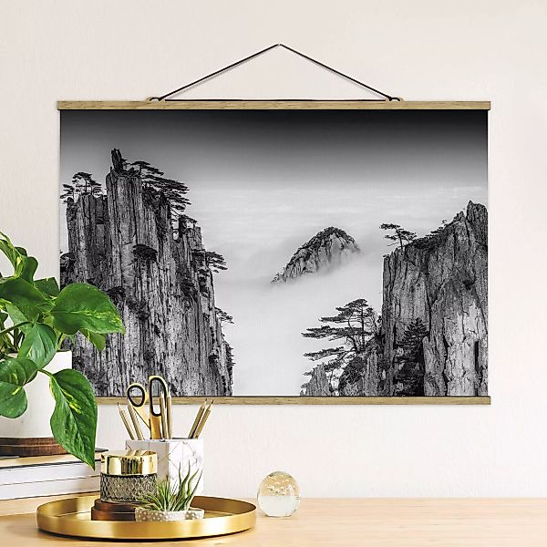 Stoffbild Berge mit Posterleisten - Querformat Felsen im Nebel schwarz-weiß günstig online kaufen