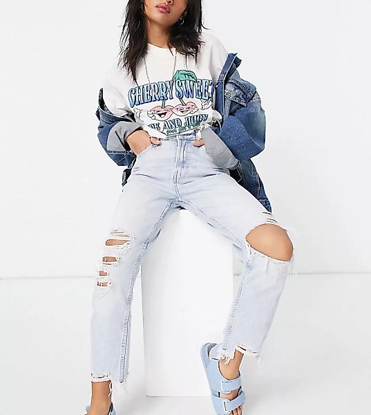 Bershka Petite – Mom-Jeans mit ausgefranstem Saum aus Bio-Baumwolle in Hell günstig online kaufen
